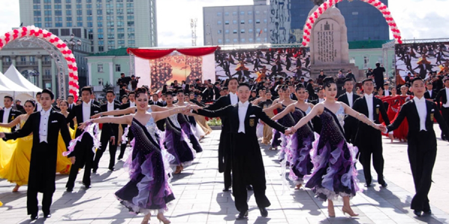 Өнөөдөр Чингисийн талбайд венийн вальстай